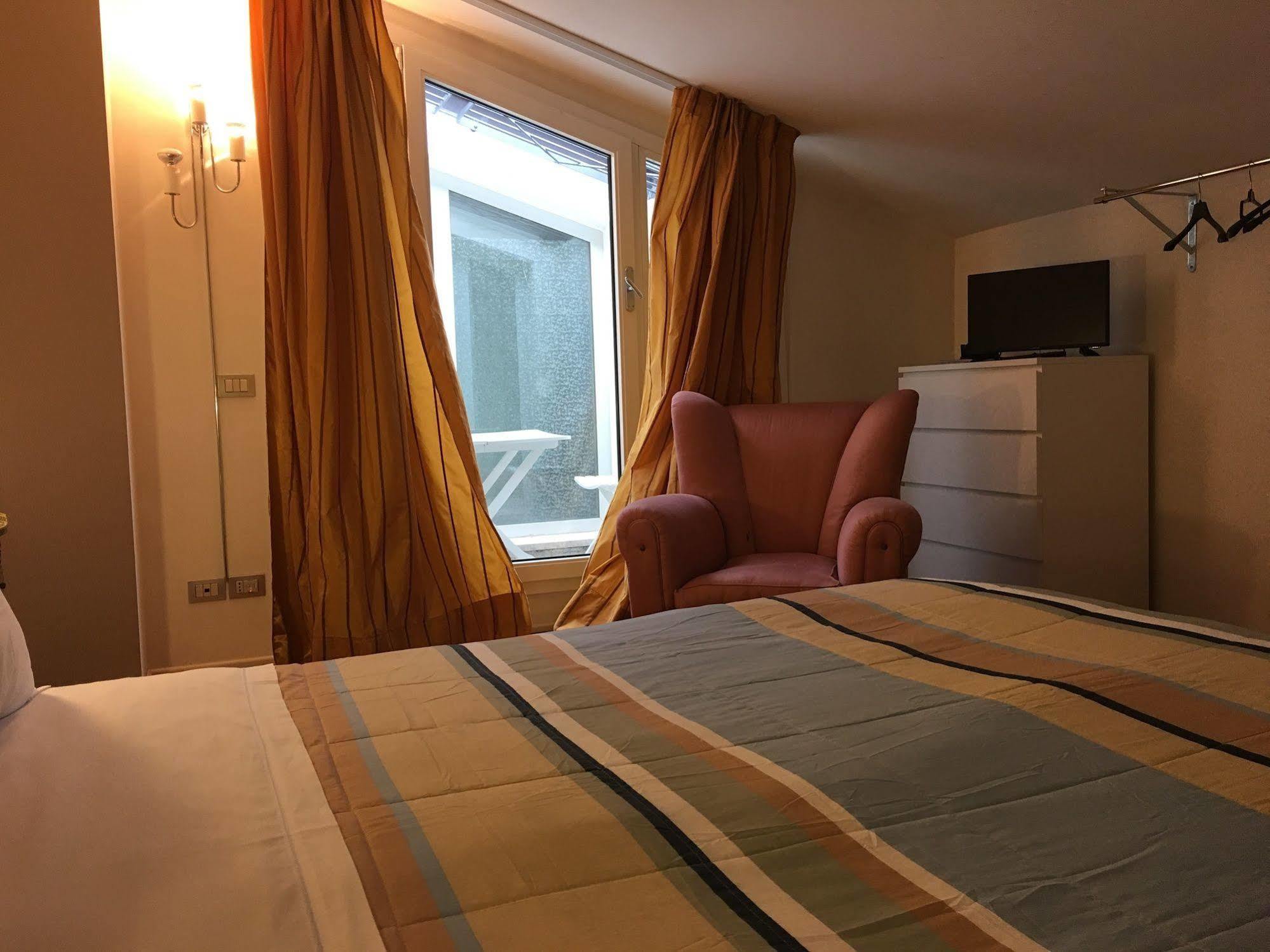 Domus Nova Residenza Il B&B Mantova Bagian luar foto