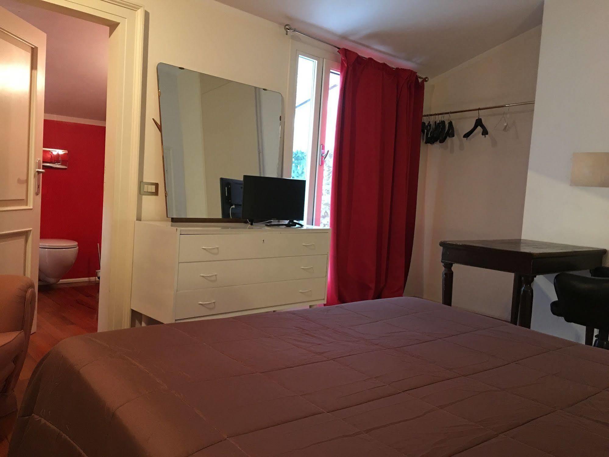 Domus Nova Residenza Il B&B Mantova Bagian luar foto