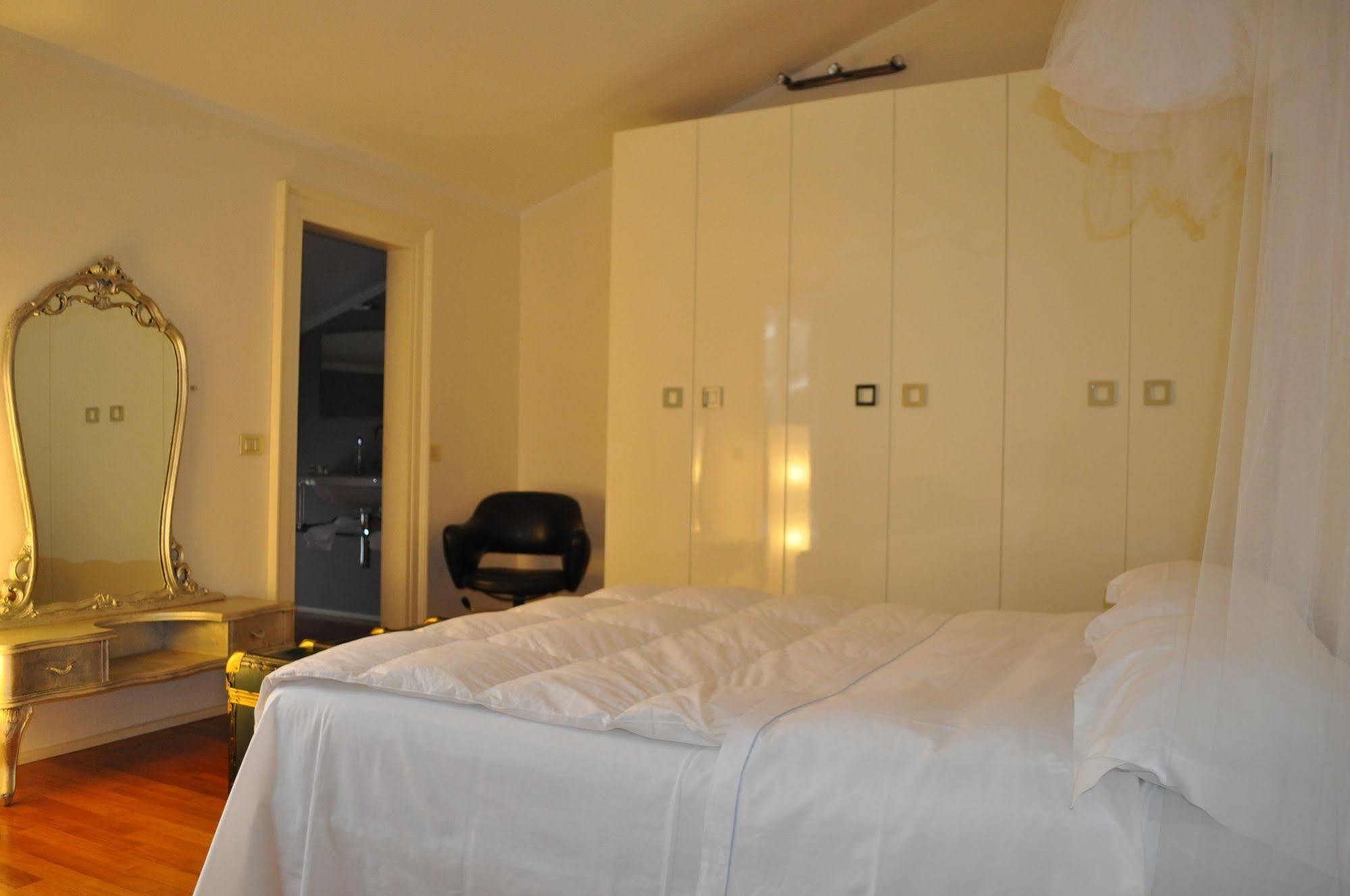 Domus Nova Residenza Il B&B Mantova Bagian luar foto